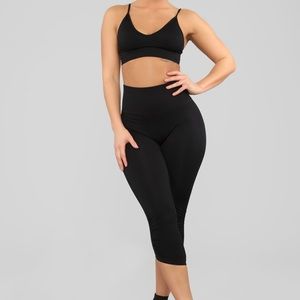 Fashion Nova Sports bra & Active Capri Set- Black